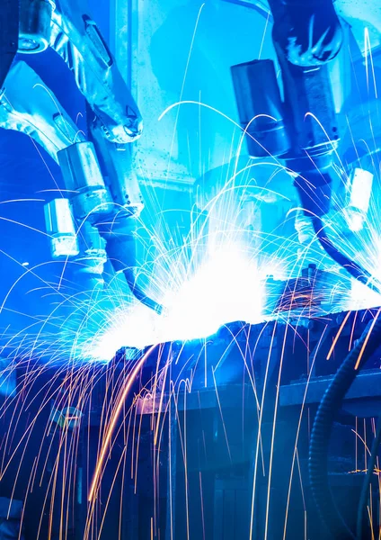 Kaynak robotları hareket bir araba fabrikasında