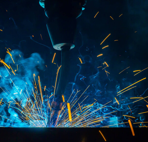 Движение сварочных роботов на автомобильном заводе
