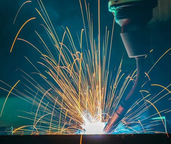Kaynak robotları hareket bir araba fabrikasında