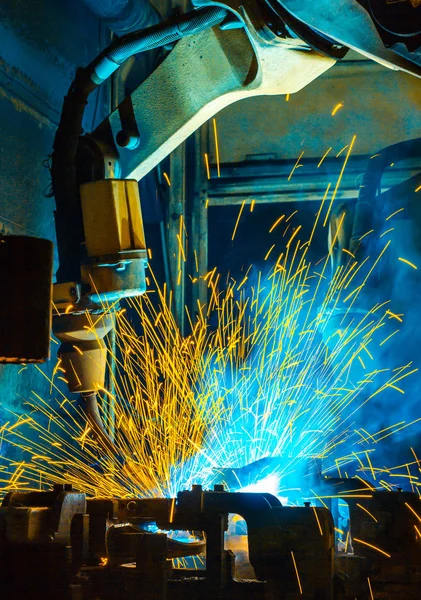 Welding robots movement in a car factory — Stock Photo, Image