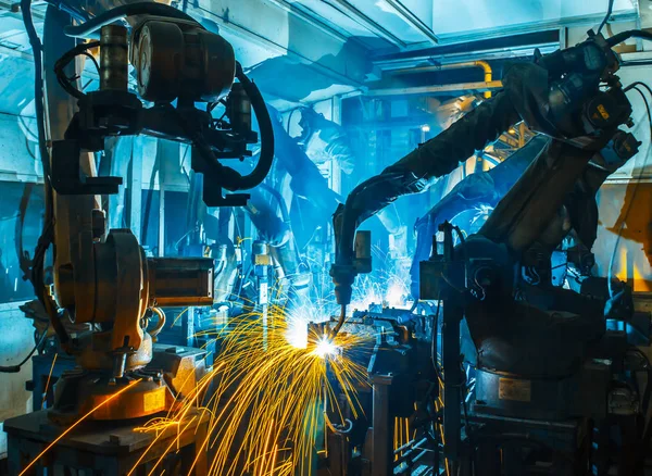 Svařovací roboty hnutí v továrně na auto — Stock fotografie