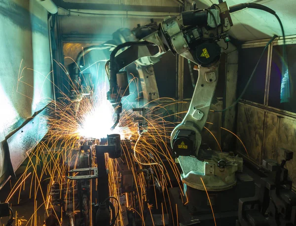 Robô de soldagem em industrial automotivo — Fotografia de Stock