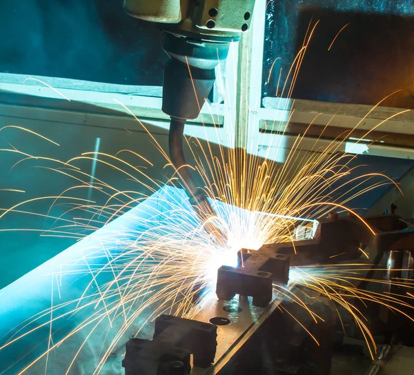 焊接机器人在生产厂 — 图库照片