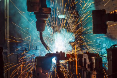 Hareket kaynak robotlar ile bir araba fabrikasında kıvılcım,