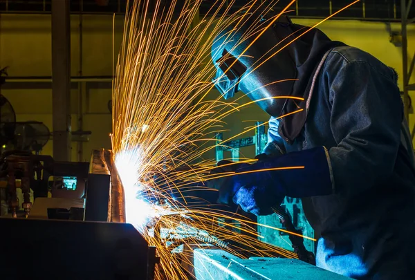 İşçi, ile bir araba fabrikasında Kaynak kıvılcım, — Stok fotoğraf