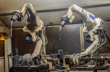 Bir araba fabrikasında kaynak robotlar Makinası