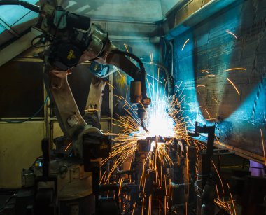 Hareket kaynak robotlar ile bir araba fabrikasında kıvılcım