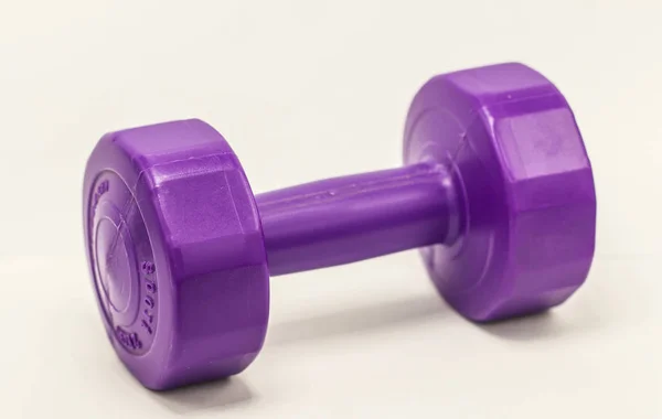 Mancuernas de plástico púrpura —  Fotos de Stock