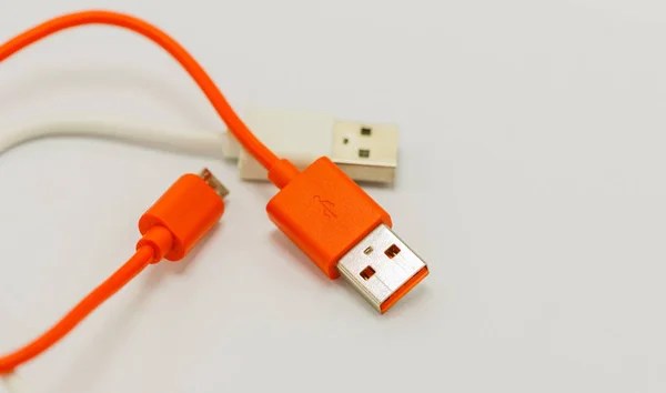 Cabos USB. para conexão diferentes dispositivos de tecnologia — Fotografia de Stock