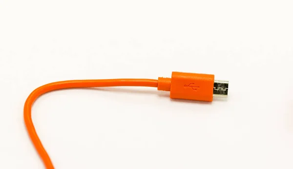 Помаранчеві USB кабелі. для підключення різних технологічних пристроїв — стокове фото