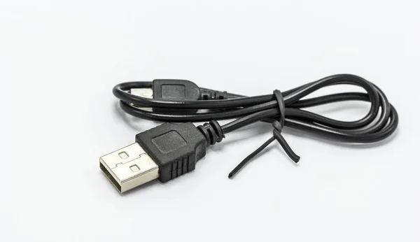 Cabos USB para carregador ou conexão de diferentes dispositivos de tecnologia — Fotografia de Stock