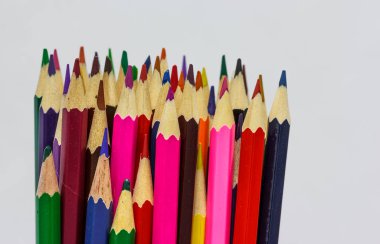 birçok renkli kalemler 