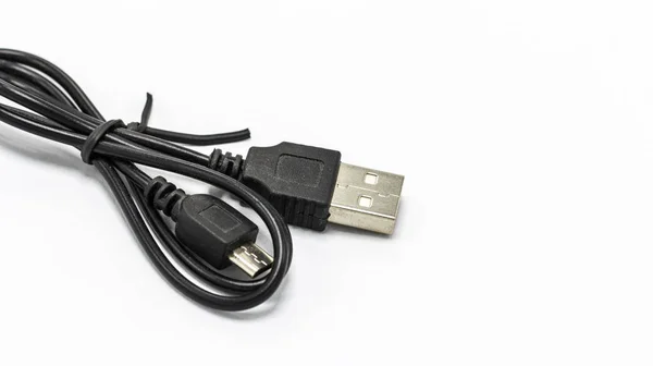 Cabos USB para carregador ou conexão de diferentes dispositivos de tecnologia — Fotografia de Stock