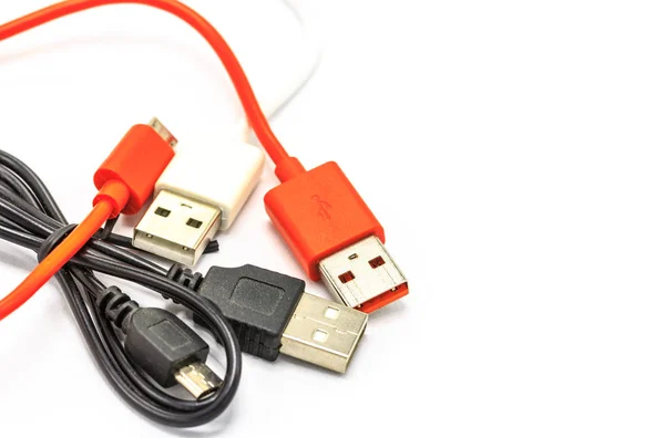 Kable USB do ładowarki lub połączenie różnych technologii urządzeń — Zdjęcie stockowe