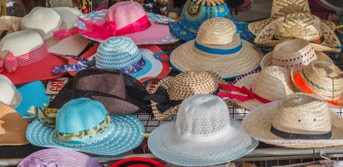 Tay tarzında şapkalar tarafından el yapımı yapmak