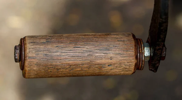 Punho de madeira velha para rotação de mão — Fotografia de Stock