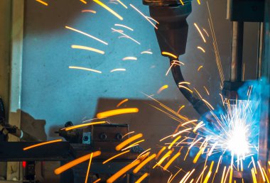 Kaynak robotları hareket bir araba fabrikasında
