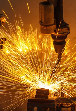  Kaynak robotları bir araba fabrikasında