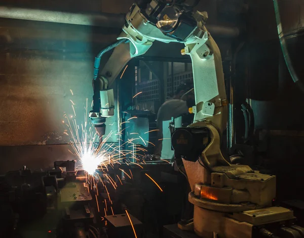 Kaynak robotları hareket bir araba fabrikasında