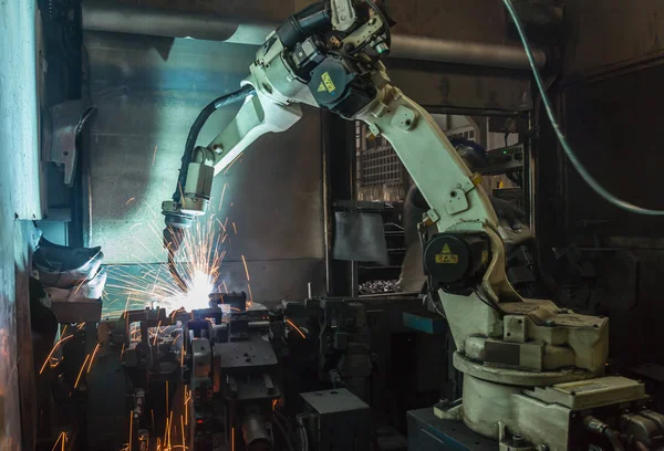 Movimiento de soldadura de robots en una fábrica de producción de automóviles —  Fotos de Stock