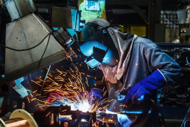 Kaynakçı, ara bir araba fabrikasında otomotiv parça