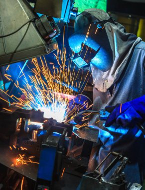 Kaynakçı, ara bir araba fabrikasında otomotiv parça