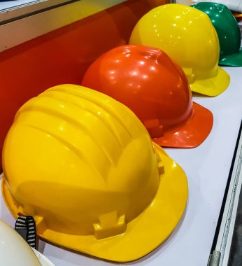 masanın üzerinde emniyet şapkası sarı ve turuncu bir yer 