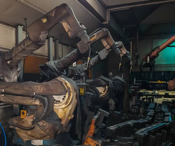 Svejsning robotter maskine gammel i en bil fabrik , - Stock-foto