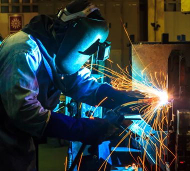 Kaynakçı, ara bir araba fabrikasında otomotiv parça
