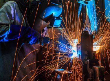 Kaynakçı, ara bir araba fabrikasında otomotiv parça