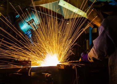 Kaynakçı, ara bir araba fabrikasında otomotiv parça