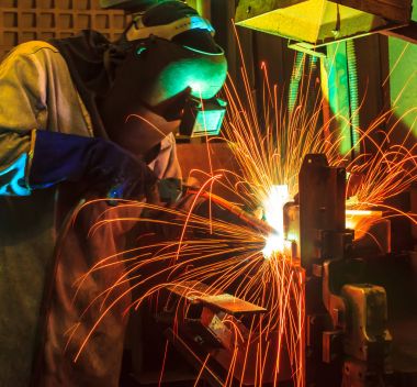 Kaynakçı, ara bir araba fabrikasında otomotiv parça