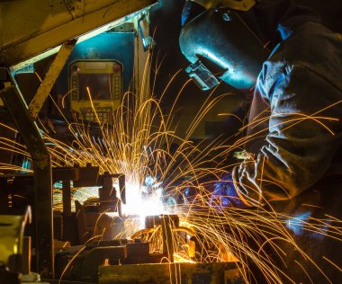 Kaynakçı, ara bir araba fabrikasında otomotiv parça