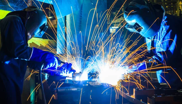 Kaynakçı, ara bir araba fabrikasında otomotiv parça