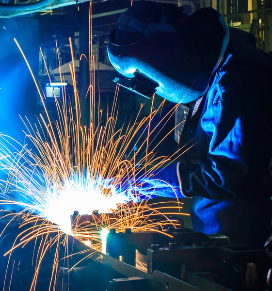 Kaynakçı, ara bir araba fabrikasında otomotiv parça — Stok fotoğraf