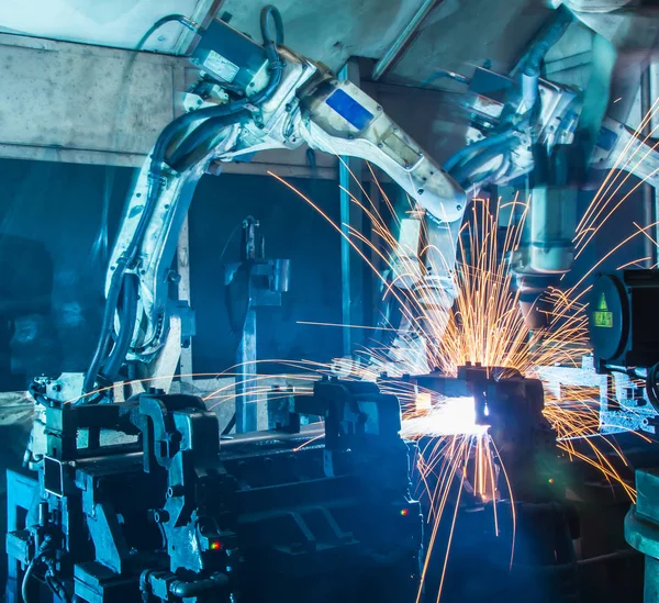 Máquina de robôs de solda em uma fábrica de carros, fabricação, indústria — Fotografia de Stock