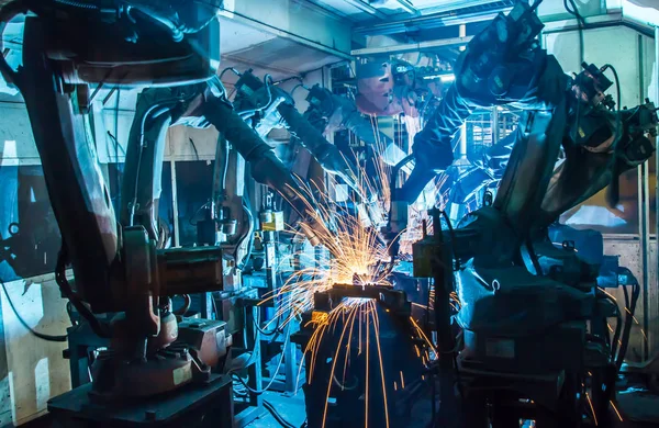 Svařovací roboty stroj v továrně na výrobu aut, výroba, průmysl — Stock fotografie