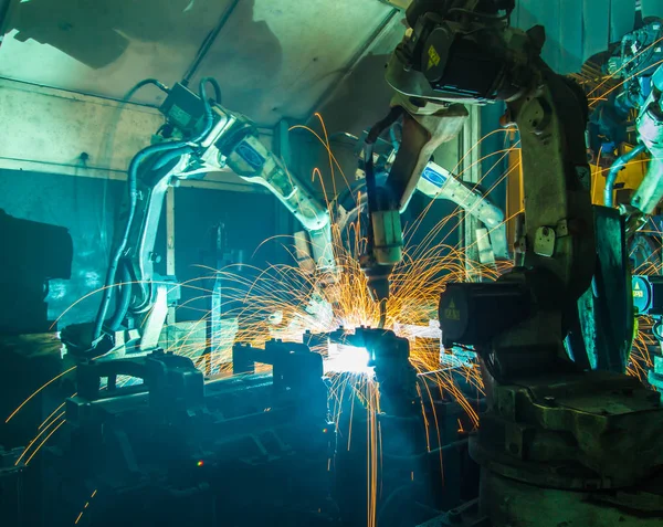 Máquina de robôs de solda em uma fábrica de carros, fabricação, indústria — Fotografia de Stock