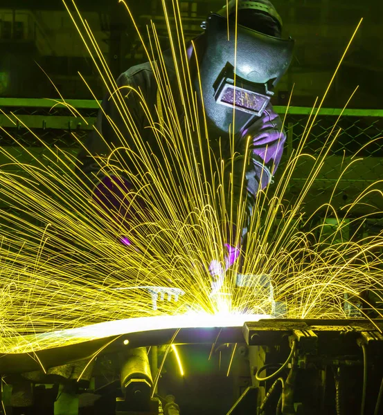 Kaynakçı, ara bir araba fabrikasında otomotiv parça