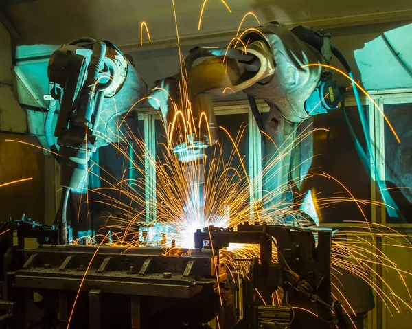 Movimiento de robots de soldadura en una fábrica de automóviles —  Fotos de Stock