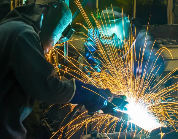 Kaynakçı, ara bir araba fabrikasında otomotiv parça — Stok fotoğraf