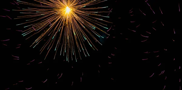 Vuurwerk oplichten van de hemel met display — Stockfoto