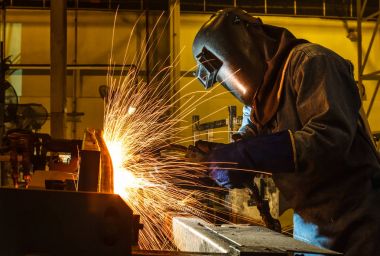 Kaynakçı, ara bir araba fabrikasında otomotiv parça