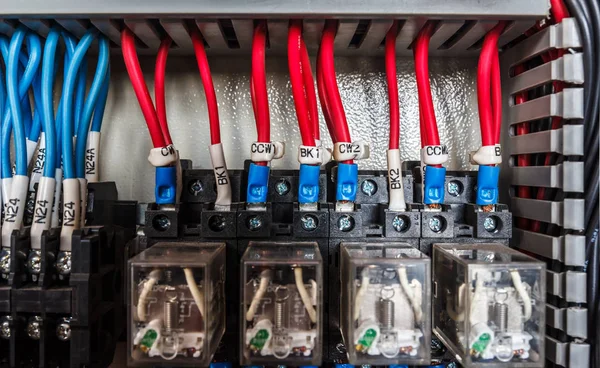 Cableado - - Panel de control con cables de fábrica industrial —  Fotos de Stock