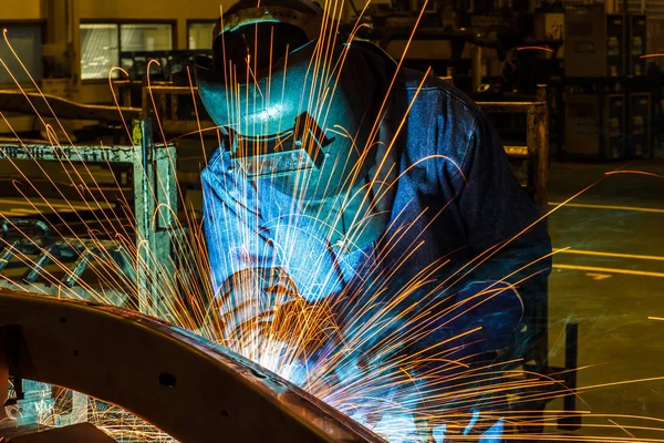 Kaynakçı, ara bir araba fabrikasında otomotiv parça