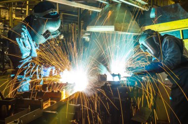 Kaynakçı, ara bir araba fabrikasında otomotiv parça