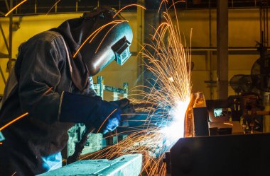 Kaynakçı, ara bir araba fabrikasında otomotiv parça