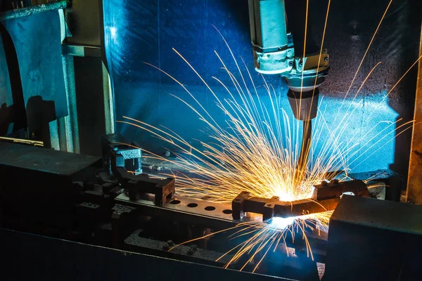 Kaynak robotları bir araba fabrikasında