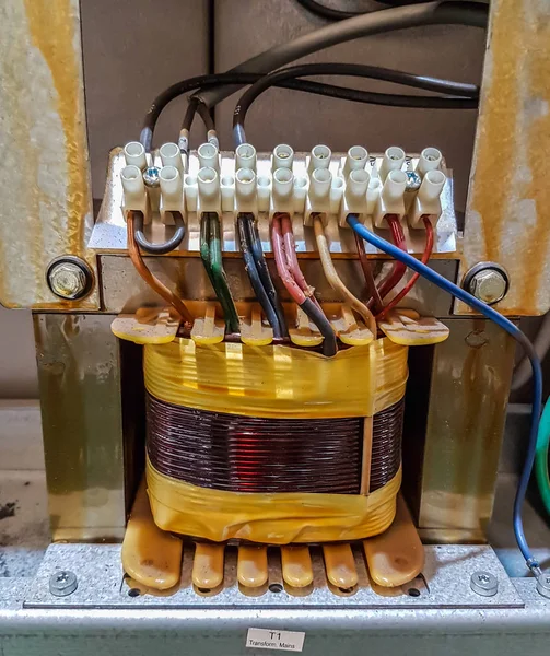 Trasformatore elettrico principale nella scatola del pannello di controllo — Foto Stock