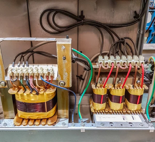 Trasformatore elettrico principale nella scatola del pannello di controllo — Foto Stock